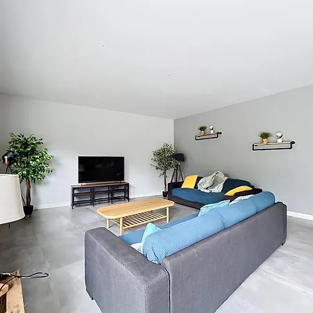 4097 - Contemporaine Avec Piscine Villa